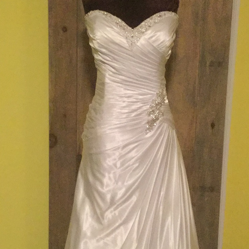 Strapless sweetheart neckline wedding gown